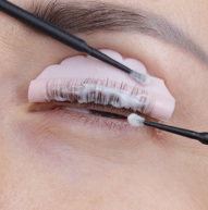 Lash Lift Kit sedang diterapkan