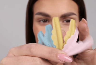 Model mengaplikasikan batang silikon pada kelopak mata atasnya