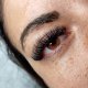 Tampilan jarak dekat dari model berbintik-bintik dengan Volume Lashes